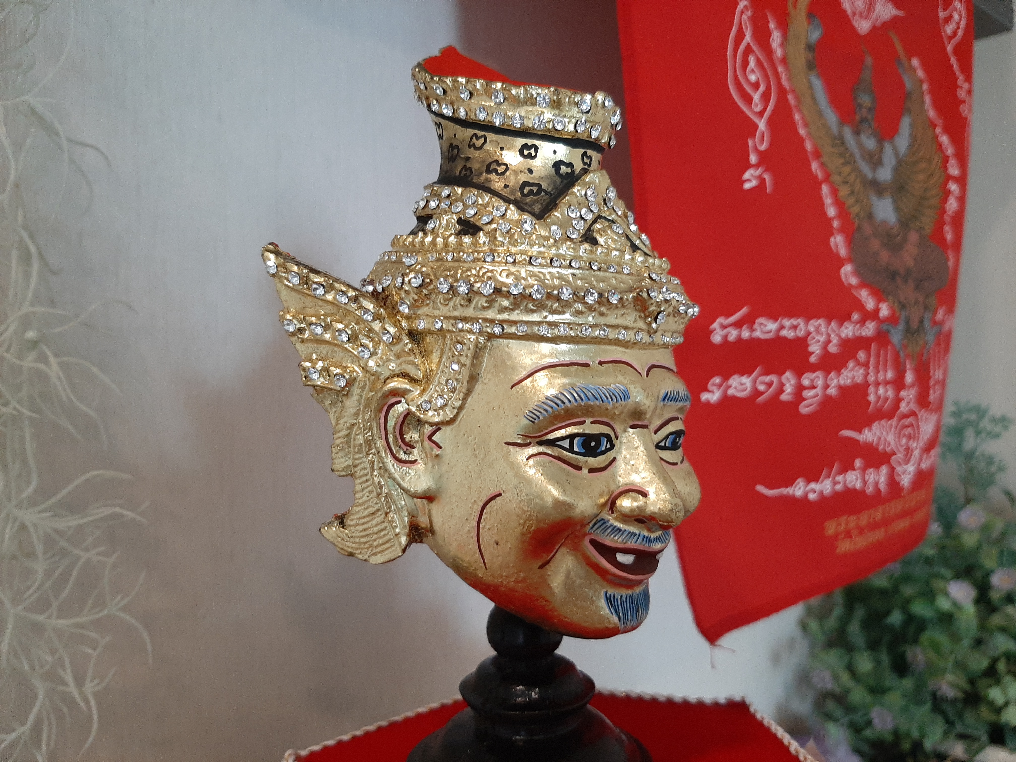 เศียรปู่แก่ประดับคริสตัสแท้ เข้าพิธีสวดคาถาเงินล้าน 108 จบ