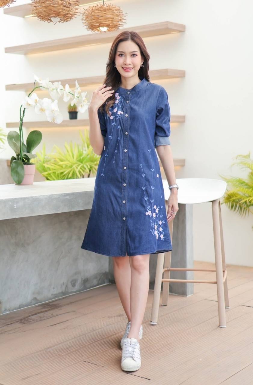 เดรสยีนส์ #8731 ผ้ายีนส์เนื้อผ้านิ่ม ปักลายดอกไม้สวยหรู แบบสวยใส่ได้หลายโอกาส