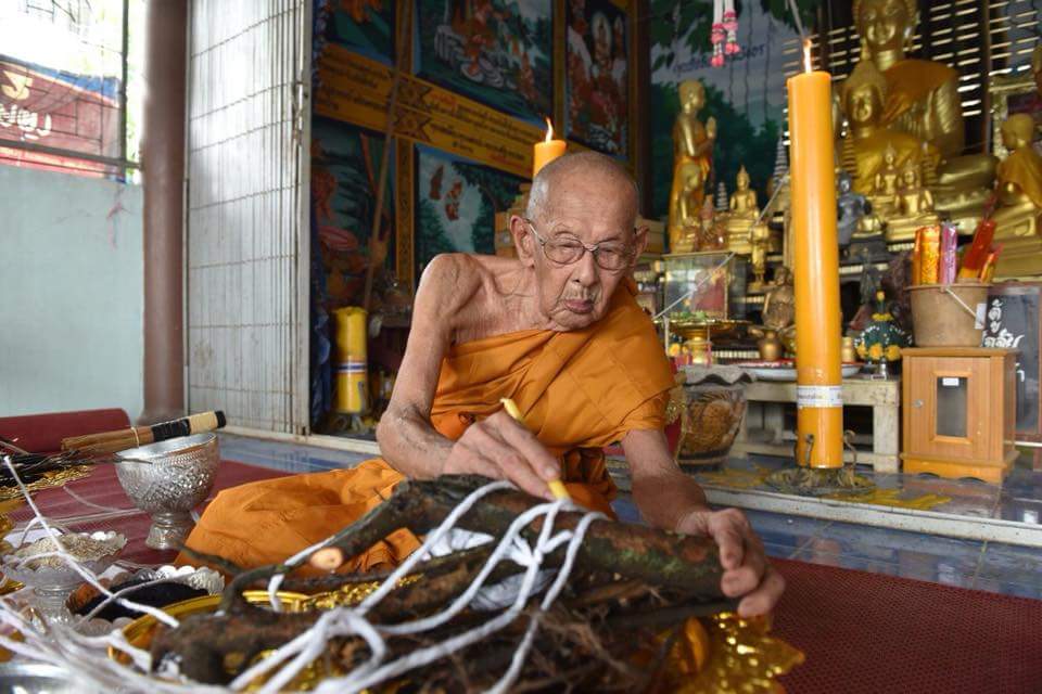 จระเข้โทนและพระลักษณ์ ลป.อุ้ย วัดคลองคล้า