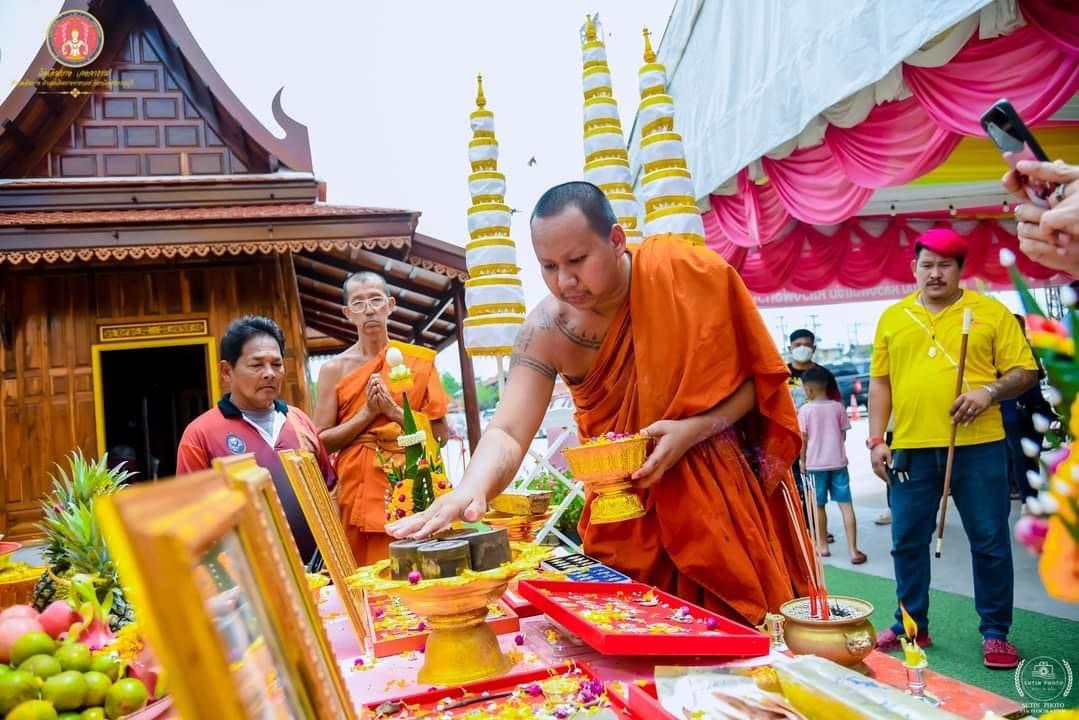 หลวงพ่อกวย ตะกั่วหน้ากากทองคำ 2 ด้าน นำฤกษ์ เกจิในพิธีจารหน้าหลังเต็มเหรียญ รุ่น คู่บารมี ลป.ศิลา ลพ.สุริยันต์ พอจ.ต้อม เสกวาระแรก