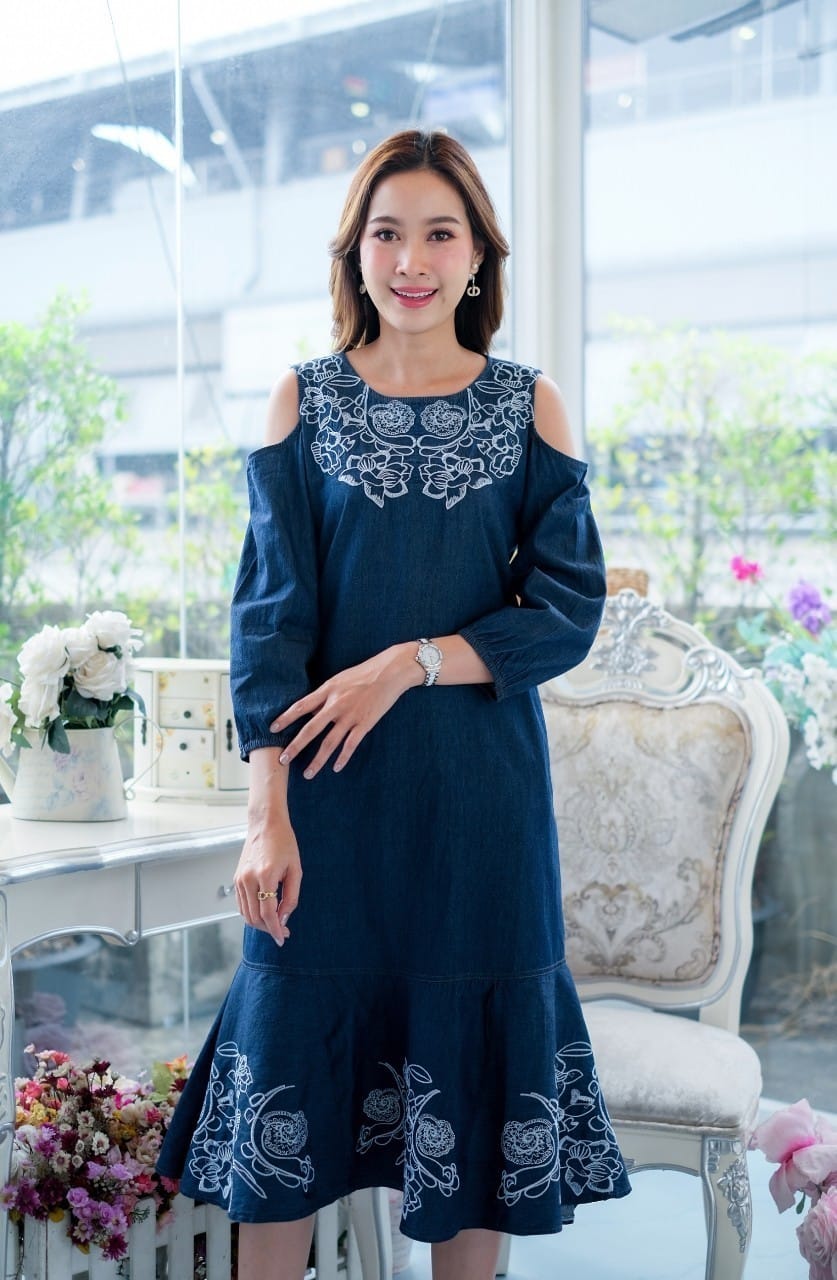ชุดยีนส์ #8259 เดรสยีนส์ปักฉลุลายดอกไม้สวยหรู แบบสวยผลิตจากผ้ายีนส์เนื้อนิ่ม ใส่สบาย ใส่ได้หลายโอกาส