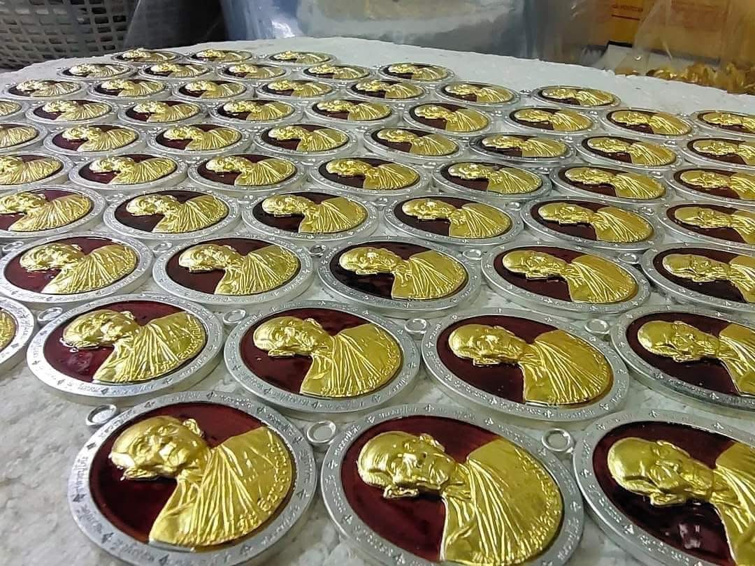 เหรียญหลวงปู่โต๊ะเนื้อเงินลงยาแดงหน้ากากทองคำ no.๒๖ (1 ใน 136 องค์) รุ่น ซื้อที่ดิน (ลป.โต๊ะสงเคราะห์ในพิธี) หลวงพ่อเล็กพุทธาภิเษก