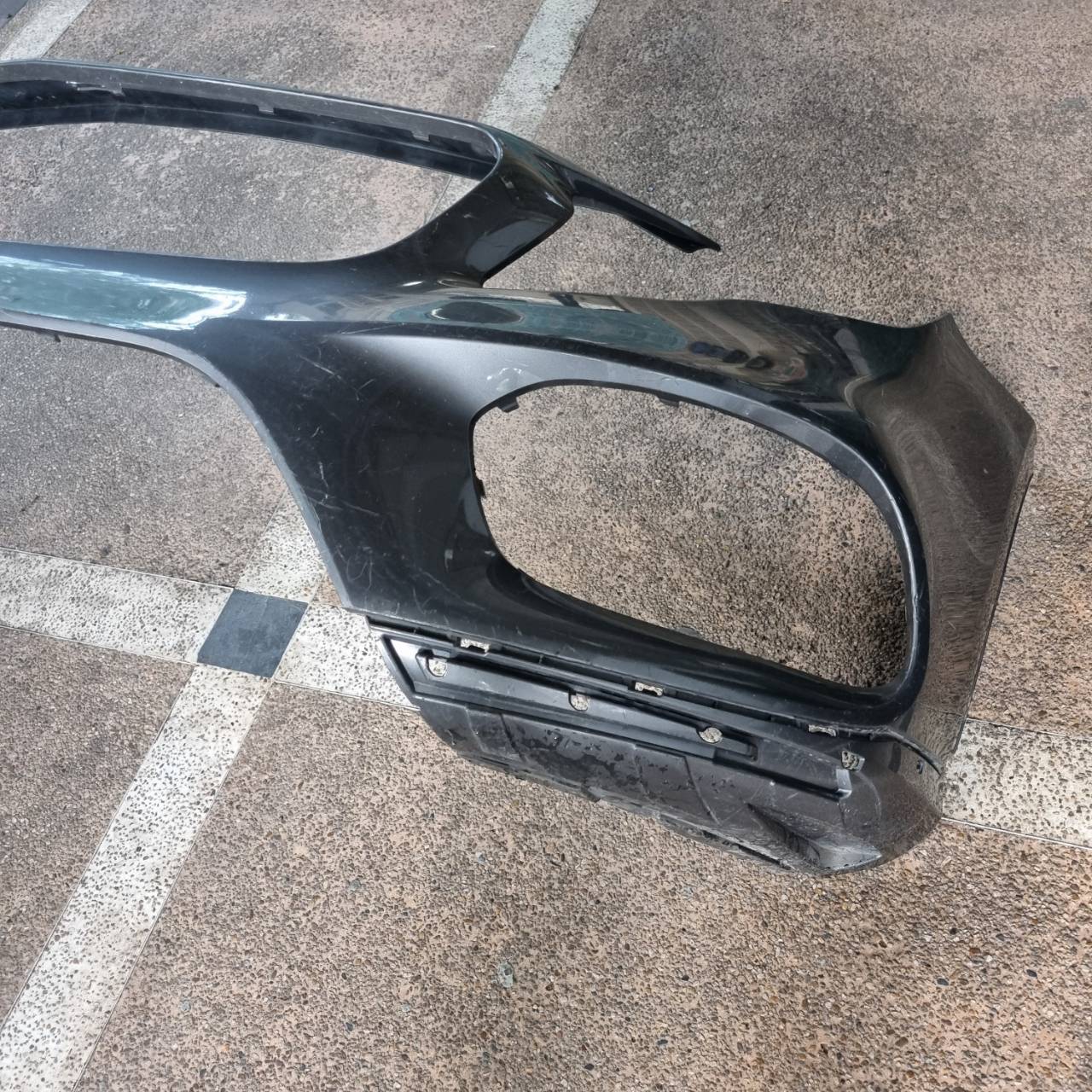 กันชนหน้า Mercedes Benz GLA A 156 885 93 00 ขายตามสภาพครับ