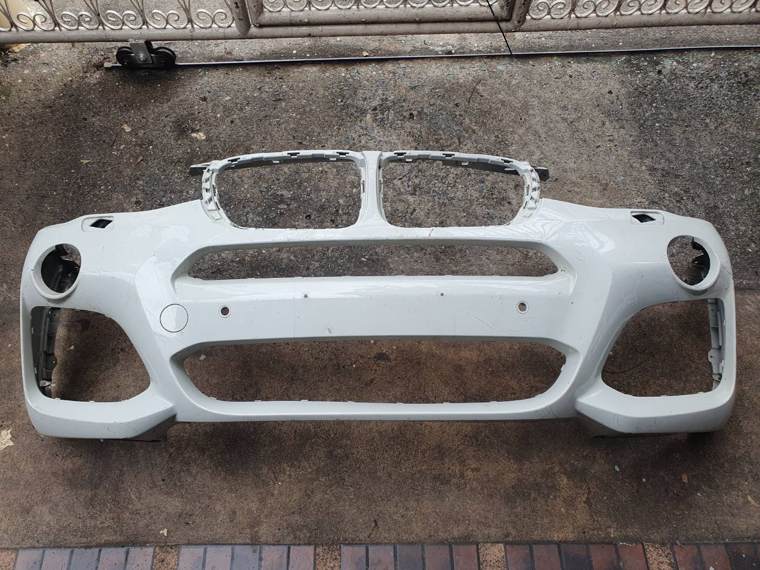 กันชนหน้า มือสอง BMW F25 สีขาว หูครบ ไม่ฉีกขาด ขายตามสภาพ