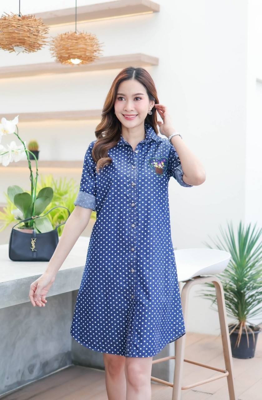 เดรสยีนส์ # 8801 แบบสวยพิมพ์ลายจุดกลมพร้อมปักลายกระเช้าดอกไม้ ผ้ายีนส์เนื้อนิ่มไม่หนา ใส่สบาย ใส่ได้หลายโอกาส