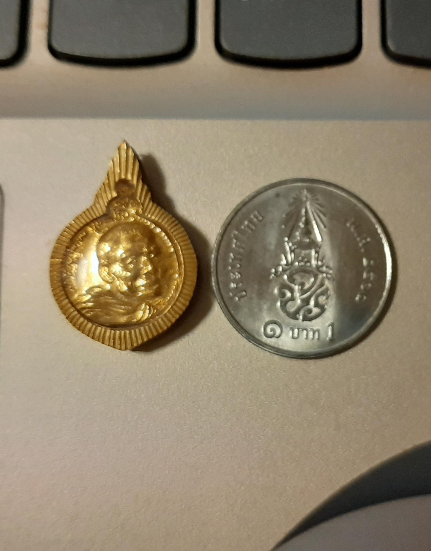 เหรียญหลวงปู่แหวนเลี่ยมทอง บูชาร่วมบุญจากวัดท่าขนุน (พิมพ์รุ่นเราสู้)