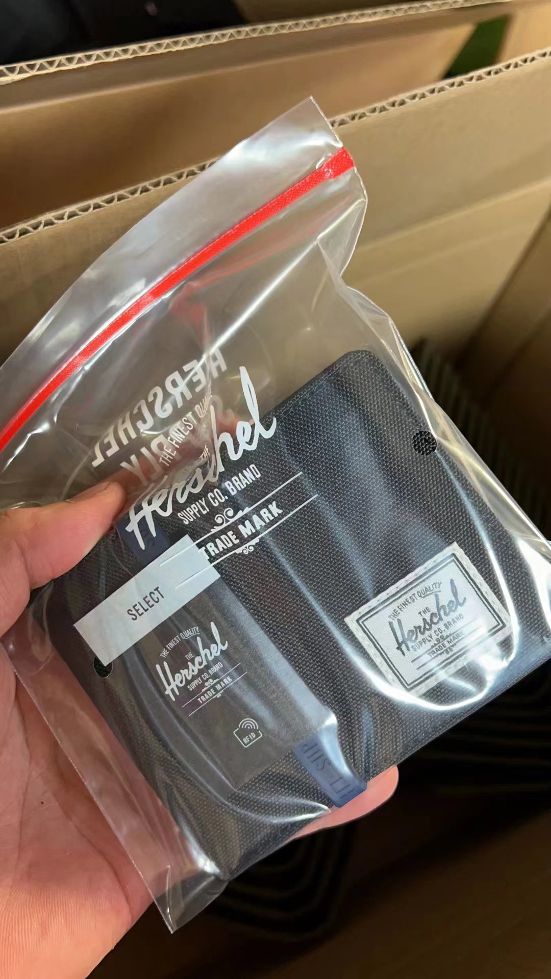 กระเป๋าสตางค์ Herschel Supply Roy Coin 2024 Wallet with RFID Blocking ของใหม่ ของแท้ พร้อมส่ง