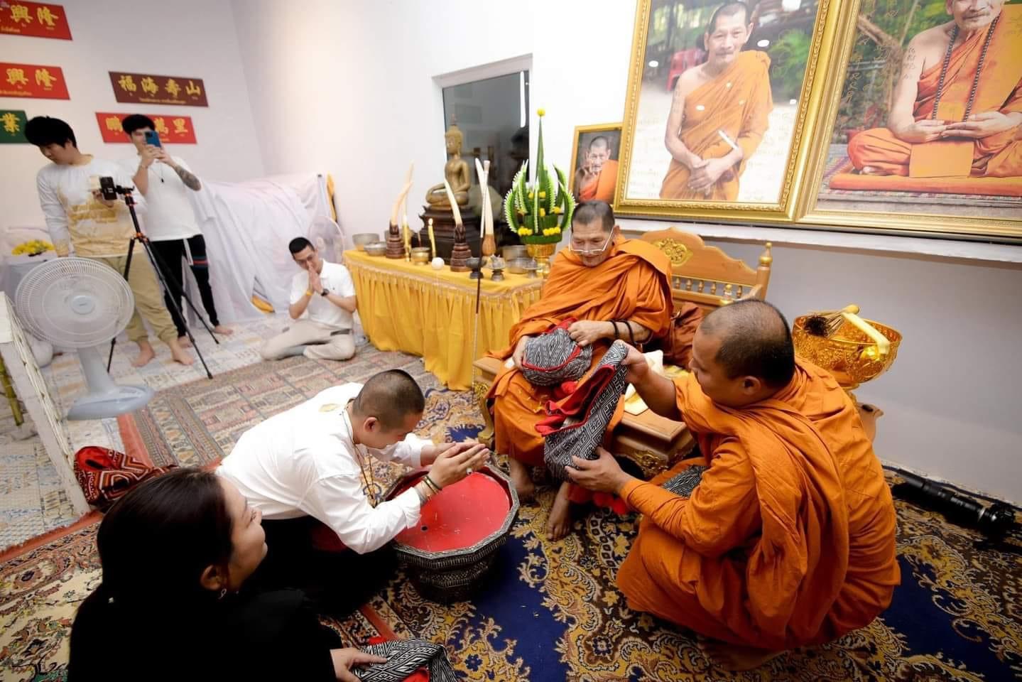 แมลงภู่คำ เจ้าทรัพย์ เสาร์ 5 เลี่ยมสามห่วง หลวงปู่ศิลา