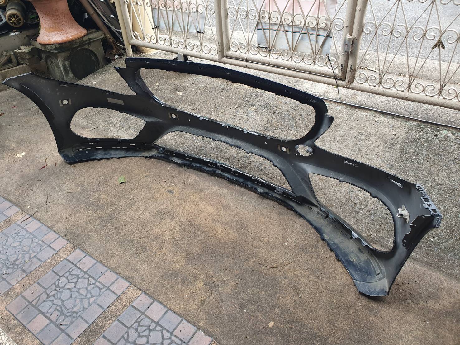 กันชนหน้า มือสอง Benz W205 A2058850925 สีเทา หูครบ ไม่ฉีกขาด ขายตามสภาพ