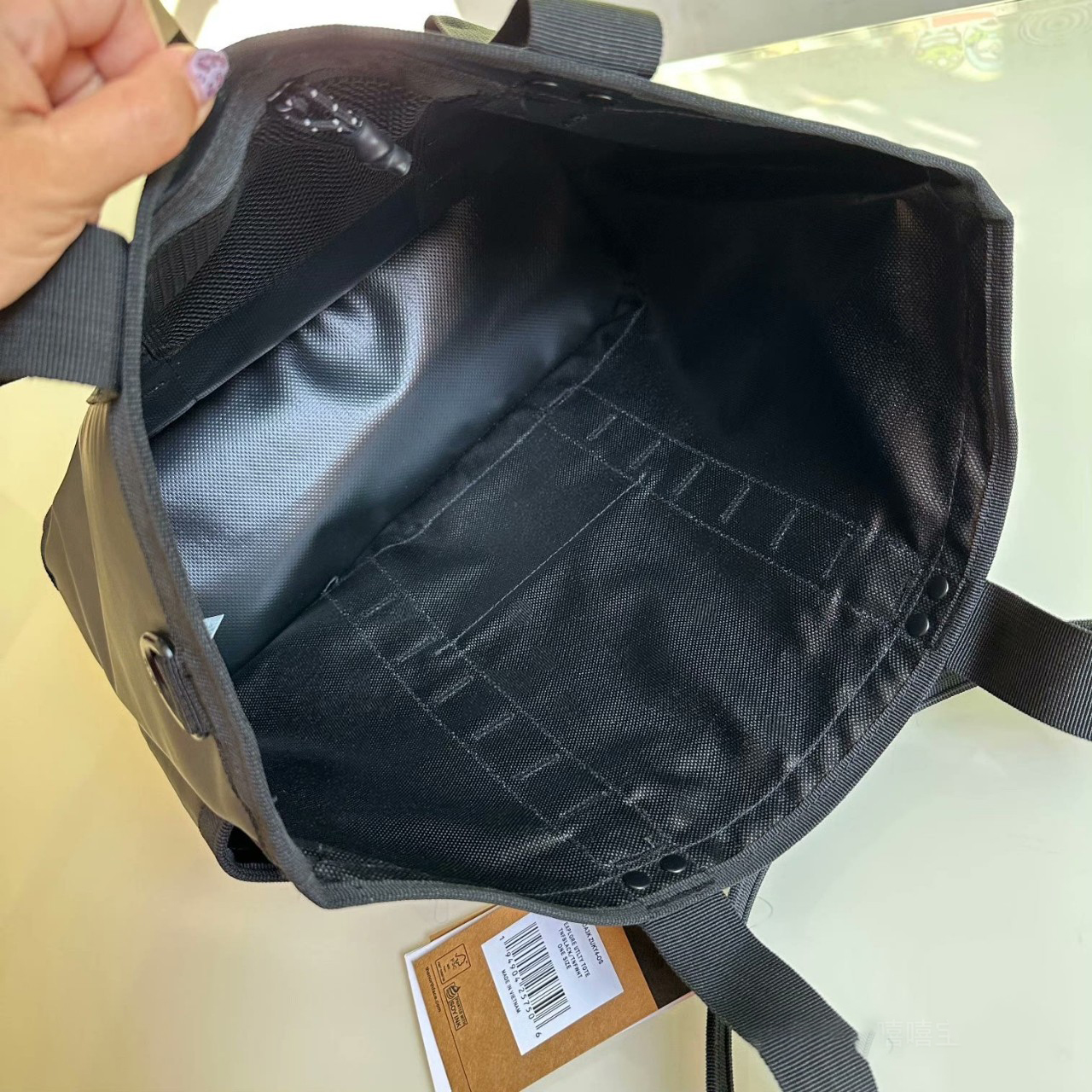 กระเป๋า The North Face Explorer Utility Tote สามารถใช้เป้นกระเป่าสะพาย หรือกระเป๋าถือได้ ของใหม่ ของแท้ พร้อมส่งจากไทย