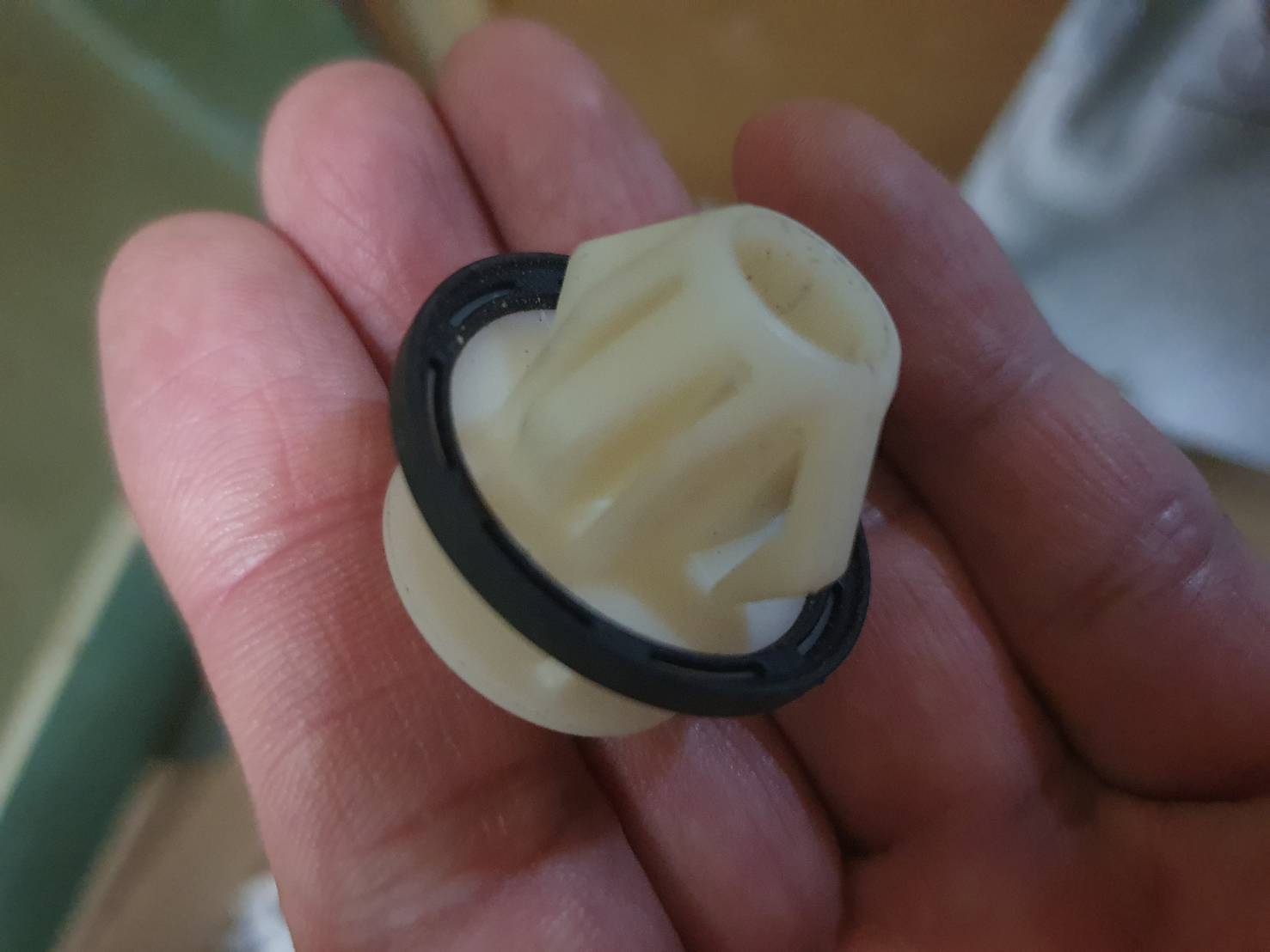 ตัวยึด มือสอง Benz มีหลายชิ้น หลายแบบ ตามรูป ชิ้นละ 10 บาท