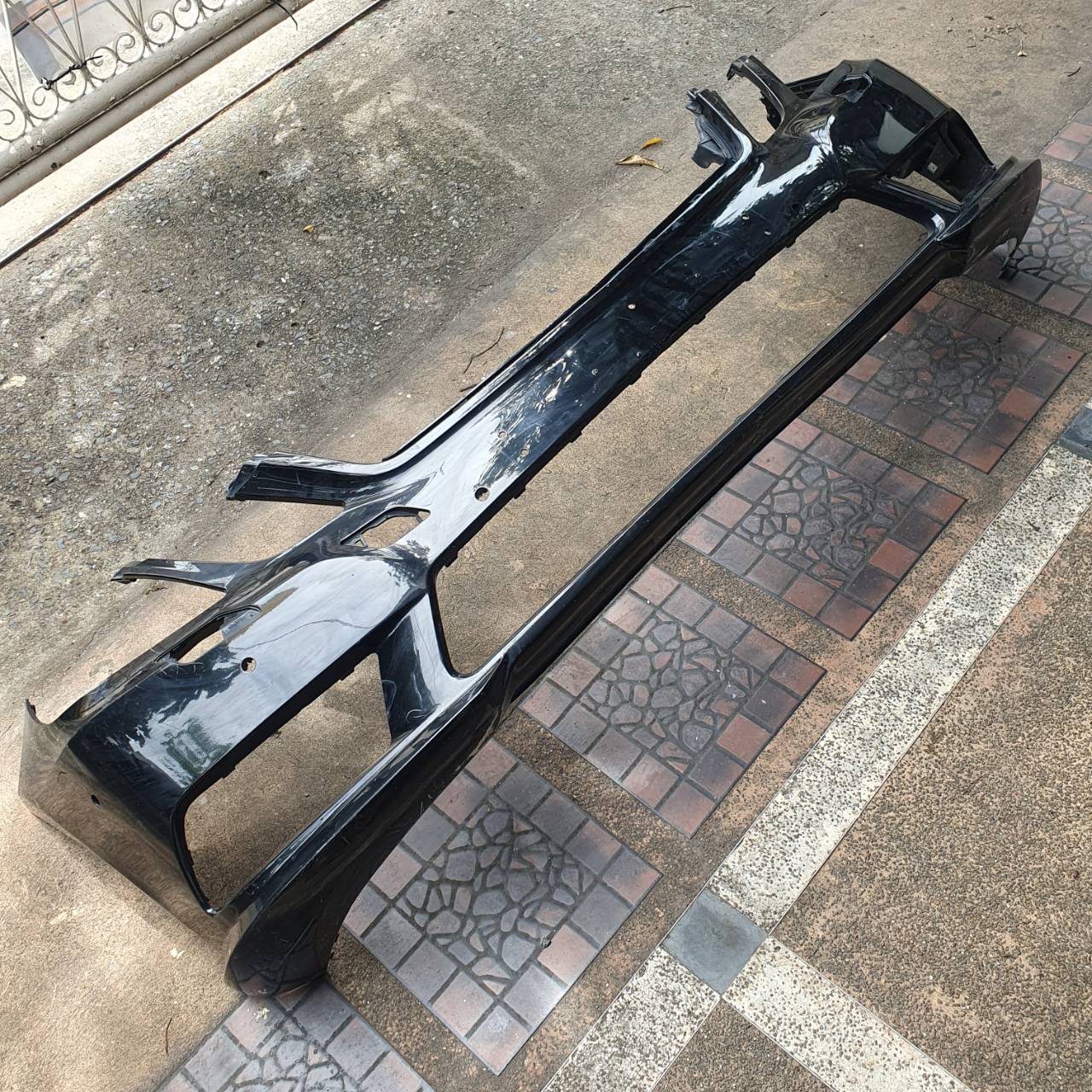 กันชนหน้า Benz มือสอง A2128854325 ขายตามสภาพ