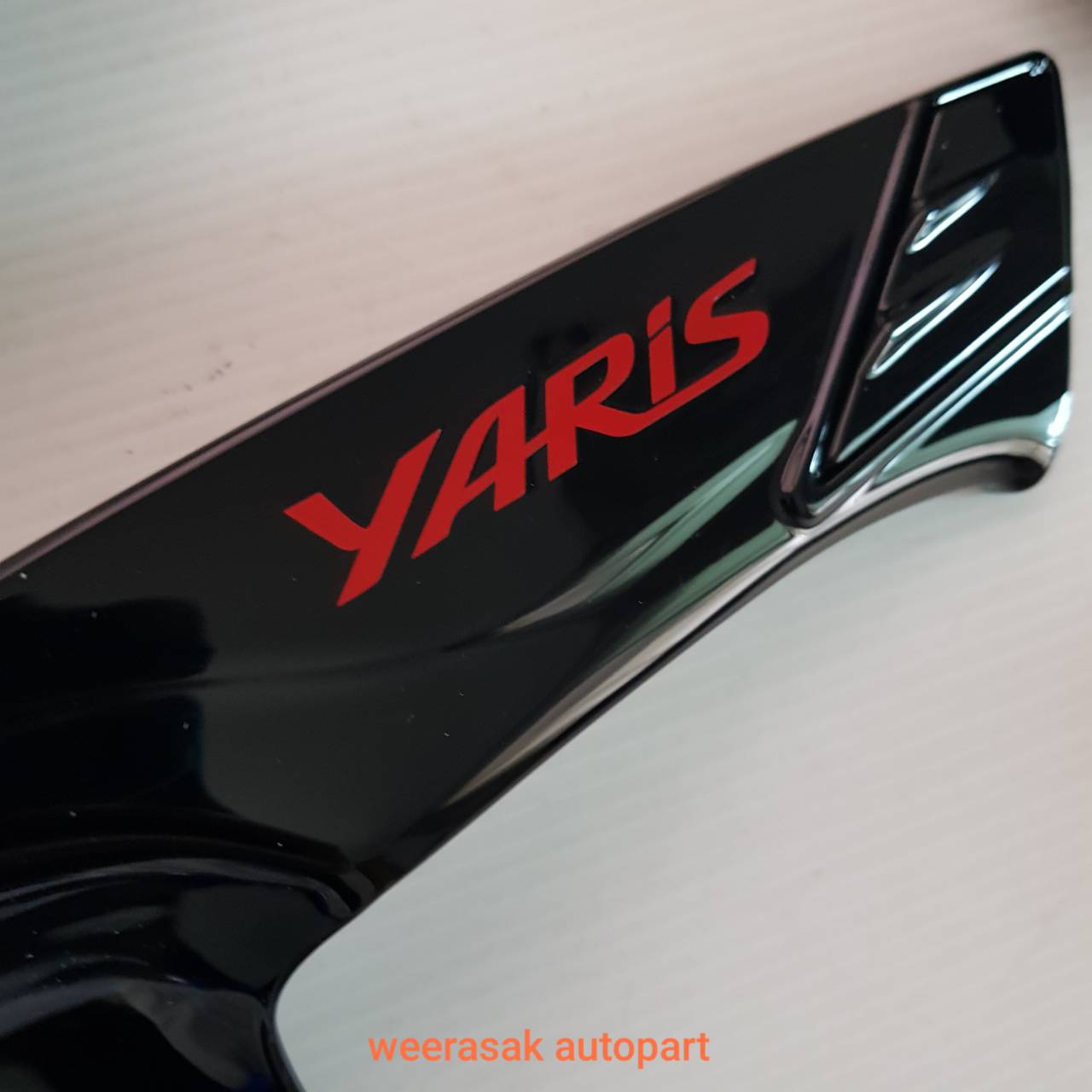 เบ้าประตู Toyota Yaris ATIV โตโยต้า ยาริส เอทีฟ 4 ประตู ปี 2022-ปัจจุบัน (สีดำเงา โลโก้สีแดง)