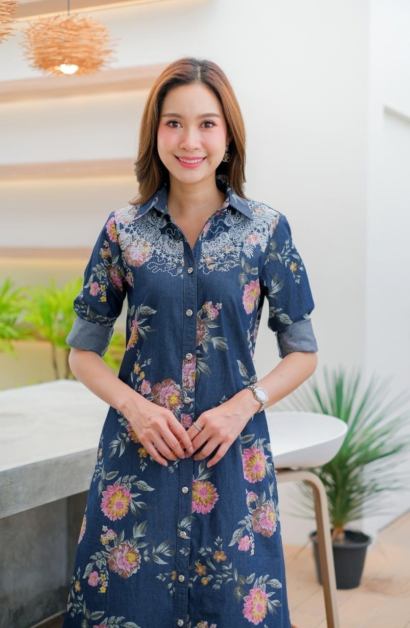 ชุดยีนส์ #8635-1 เดรสยีนส์พิมพ์ลายดอกไม้แต่งด้วยงานฉลุสวยหรูด้านทั้งด้านหน้าและด้านหลัง ผ้ายีนส์แท้เนื้อนิ่ม ใส่สบาย แบบสวยใส่ได้หลายโอกาส