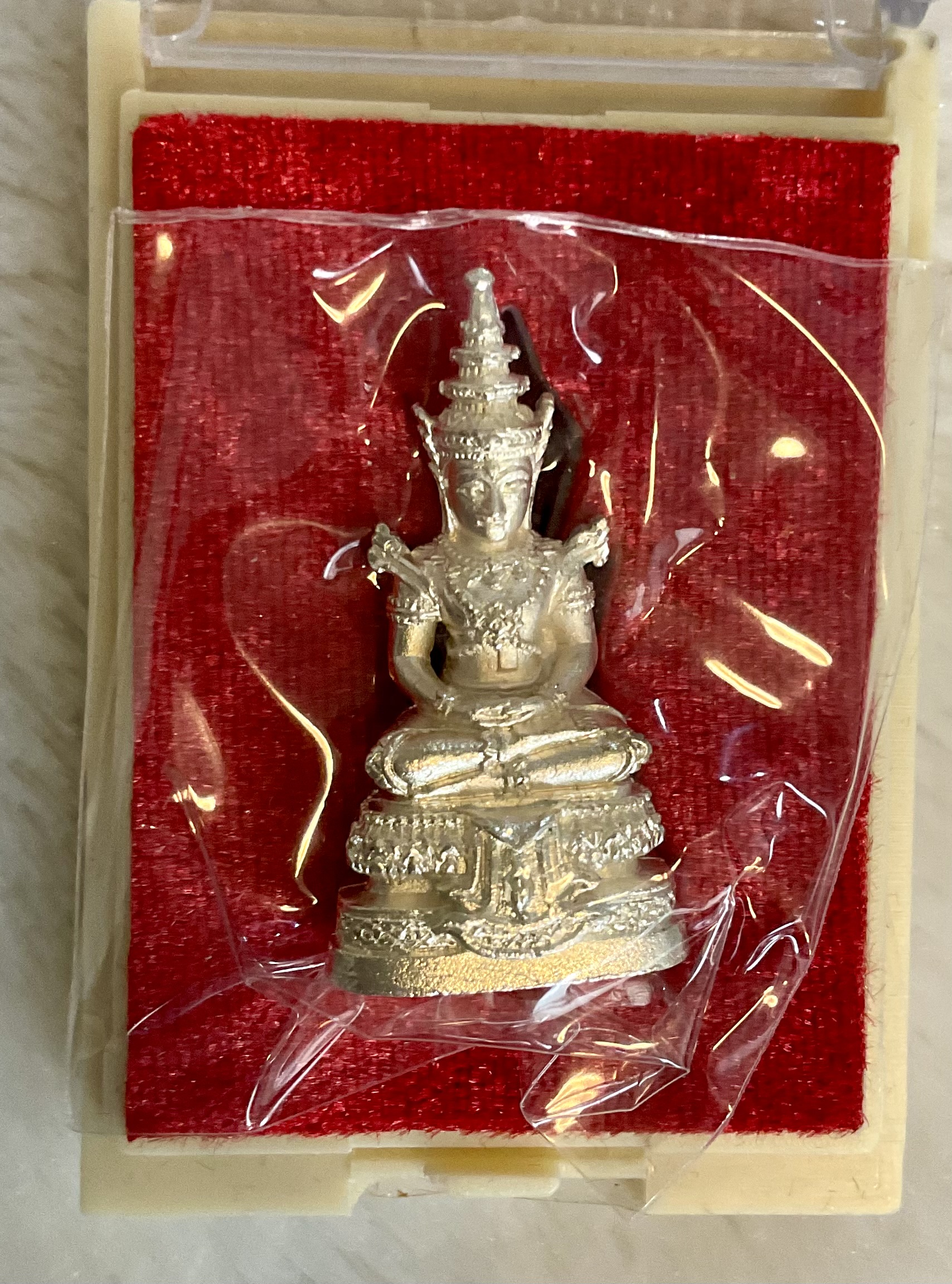 พระแก้วมรกต กะไหล่เงิน แยกชุดกรรมการ 1 ใน 299 หลวงปู่บัว วัดศรีบูรพาราม