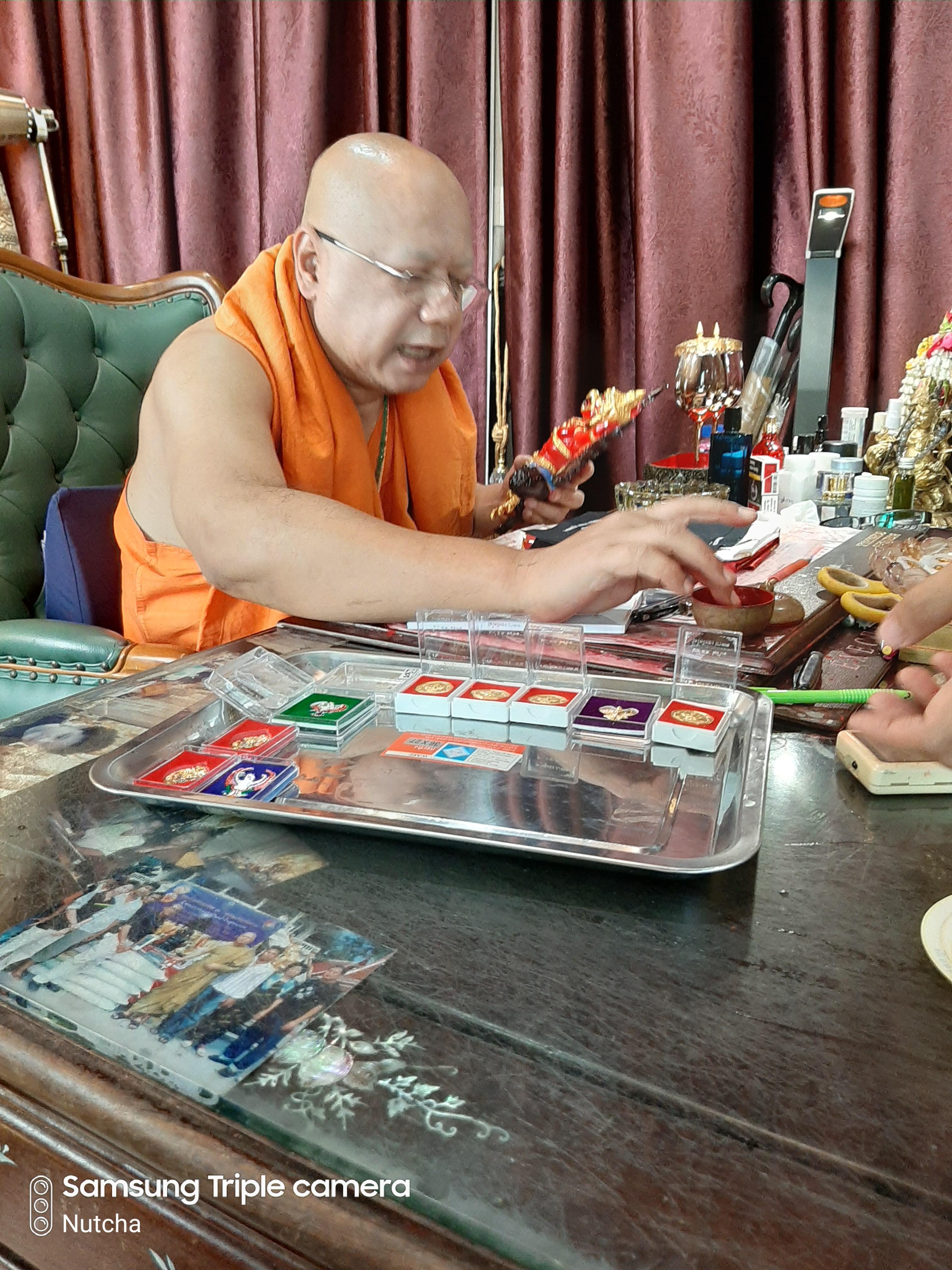 วัตถุมงคลพระอาจารย์วราห์ เสก เจิม จาร อธิษฐานจิตเพิ่ม