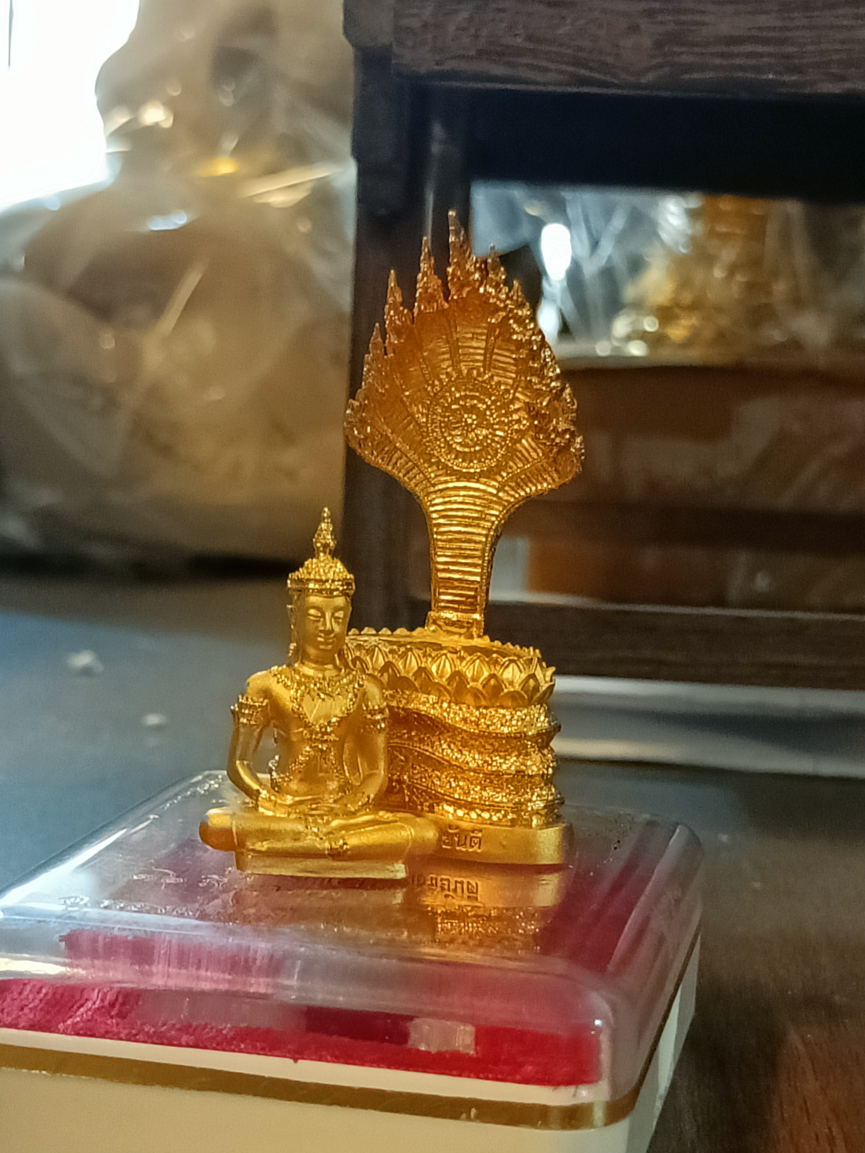 พระพุทธรูปนาคปรกลอยองค์ ขนาด ๒ ซ.ม. เนื้อชุบทอง วัดท่าขนุน