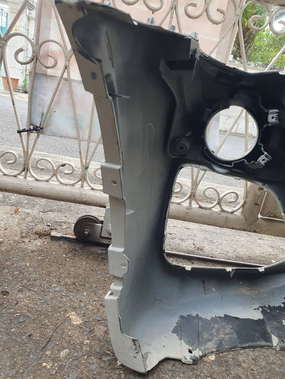 กันชนหน้า มือสอง BMW F25 สีขาว หูครบ ไม่ฉีกขาด ขายตามสภาพ