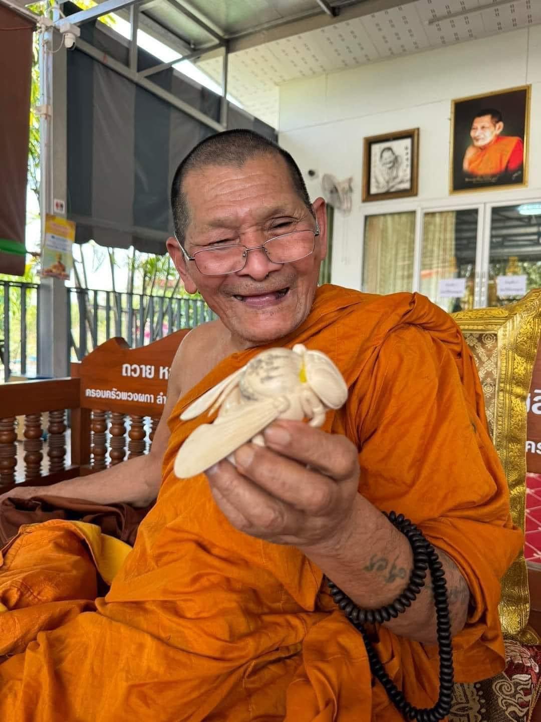 แมลงภู่คำ เจ้าทรัพย์ เสาร์ 5 เลี่ยมสามห่วง หลวงปู่ศิลา