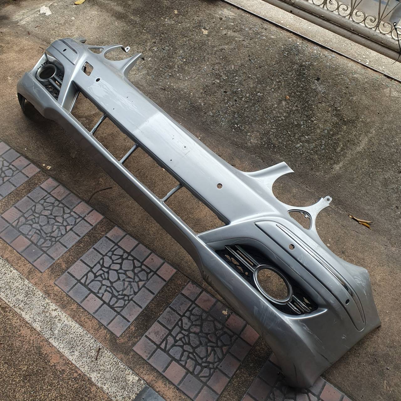 กันชนหน้า Benz มือสอง A2118801540 ขายตามสภาพ