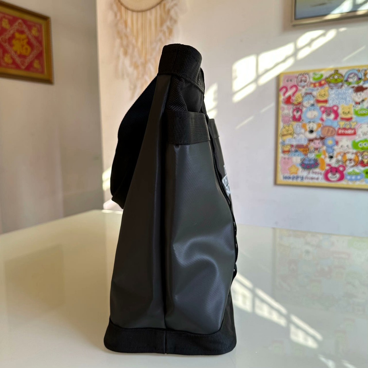 กระเป๋า The North Face Explorer Utility Tote สามารถใช้เป้นกระเป่าสะพาย หรือกระเป๋าถือได้ ของใหม่ ของแท้ พร้อมส่งจากไทย