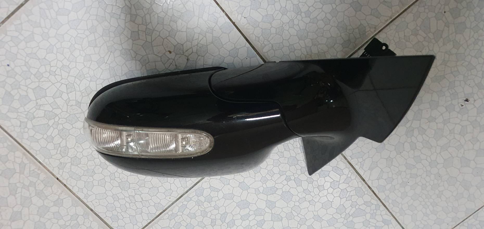 กระจกมองข้าง Benz W209 ข้างซ้าย สีดำ มือสอง เลนส์กระจกไม่แตก ไฟเลี้ยวแตก