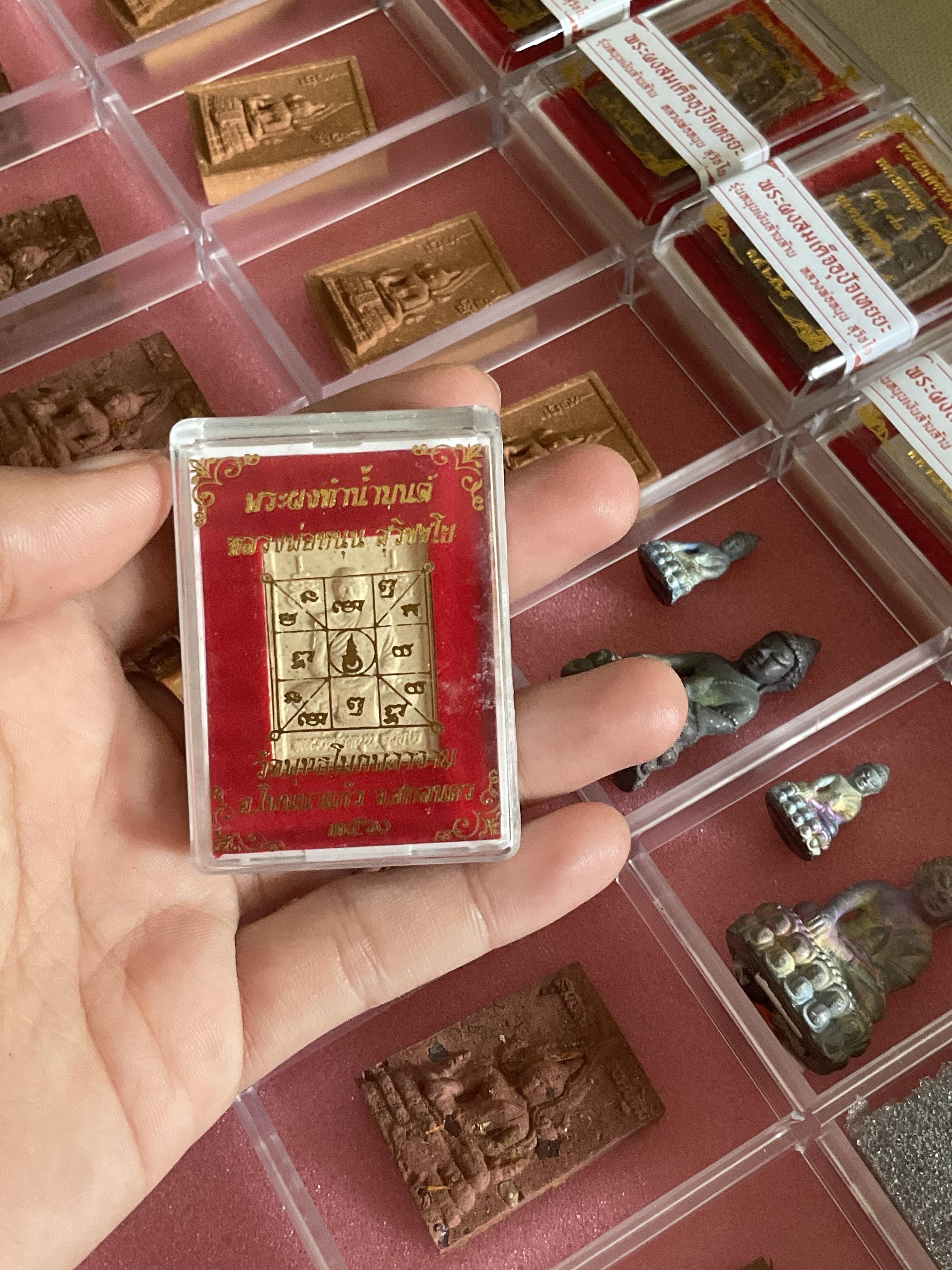 พระกริ่งและพระชัยวัฒน์เนื้อรวมแร่ (สีเข้ม) ฐานอุดมวลสารมีเกศาเห็นชัด หลวงพ่อหนุน วัดพุทธโมกข์