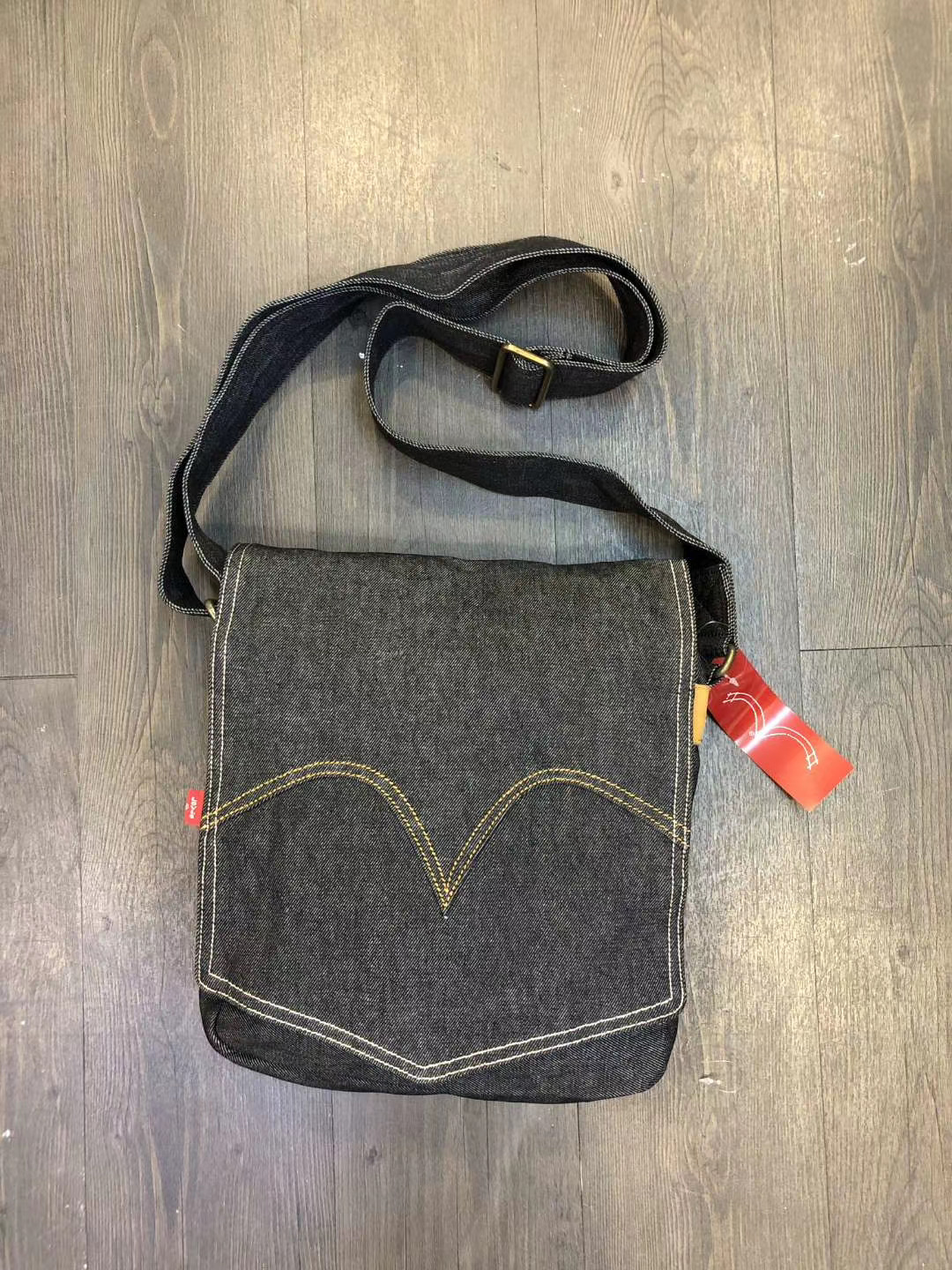 กระเป๋าสะพายข้าง Levi's Denim Crossbody Bag ของใหม่ ของแท้ พร้อมส่งจากไทย