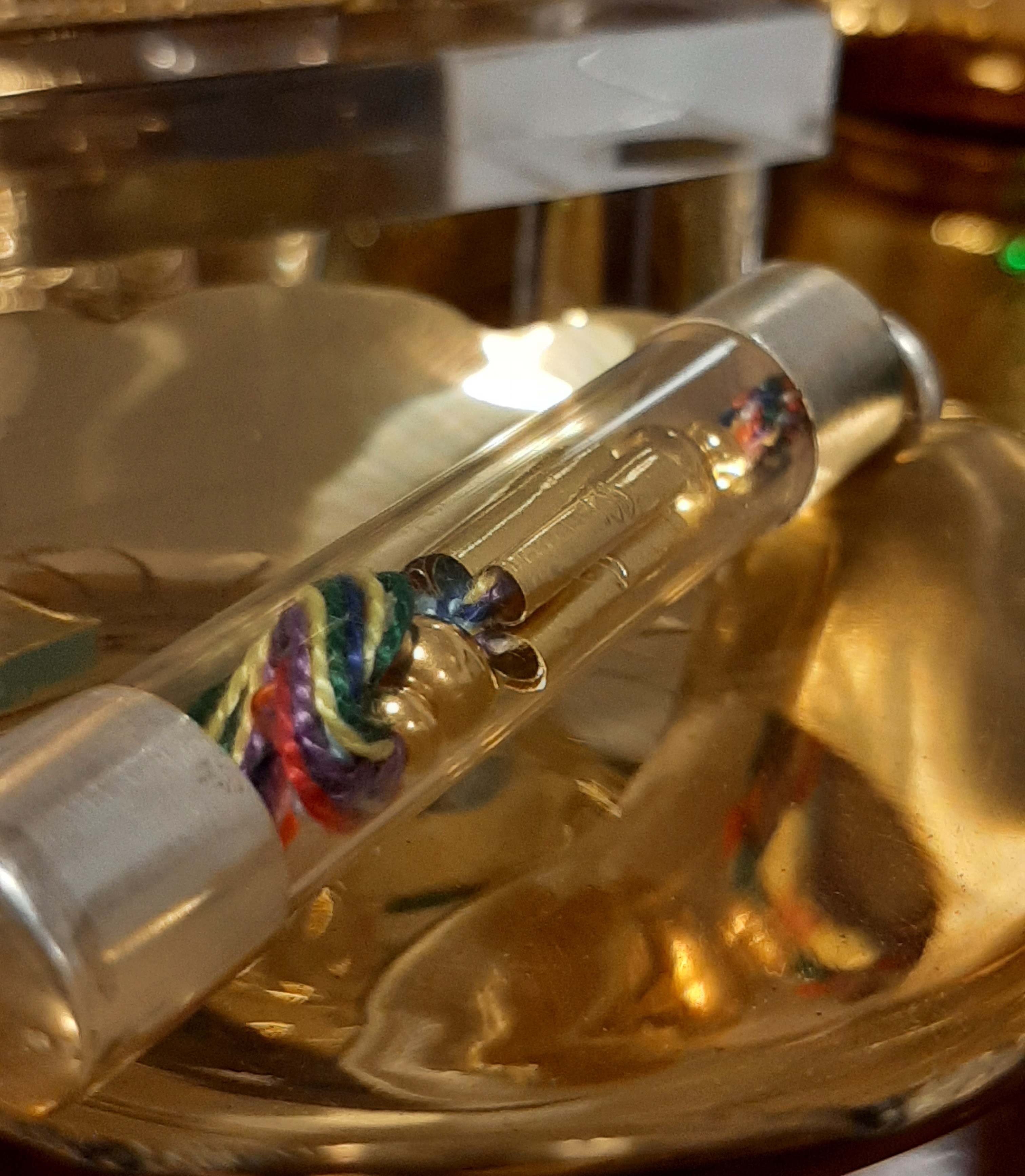 ตะกรุดแม่พระธรณี รุ่น ๒ เนื้อทองคำ เลี่ยมปลอกเงิน (พุทธคุณมหาเสน่ห์) วัดท่าขนุน