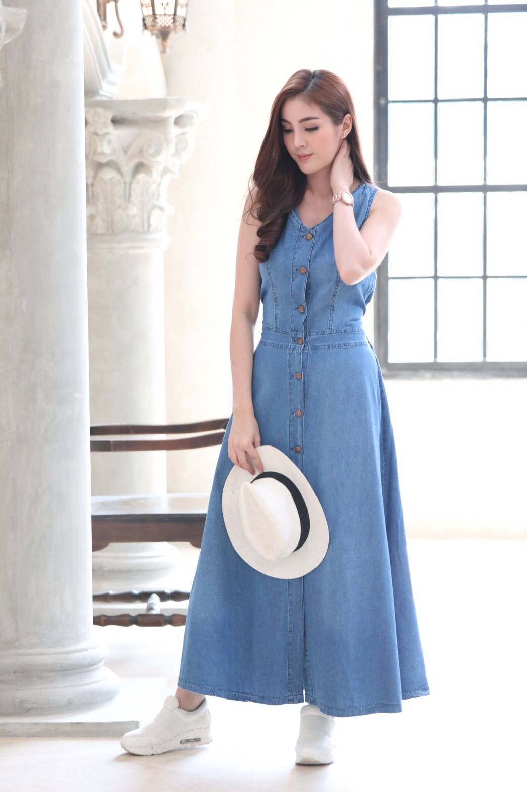 เดรสยีนส์ยาว ขนาด Free size สียีนส์ฟอกอ่อน ออกแบบสวยน่าใส่