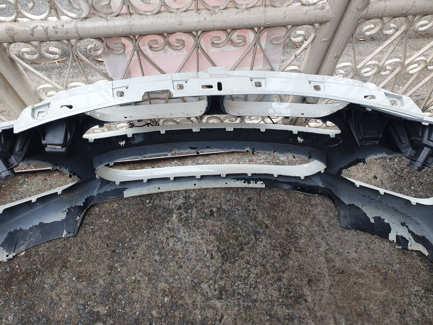 กันชนหน้า มือสอง BMW F25 สีขาว หูครบ ไม่ฉีกขาด ขายตามสภาพ