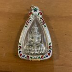 สมเด็จองค์ปฐมประทับบัวเสวยสุข พิมพ์ใหญ่ เนื้อสแตนเลส หลังลายเซ็น เลี่ยมกรอบเงิน วัดท่าขนุน ปี 65