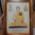 ภาพถ่ายหลวงพ่อกวย ติดแผ่นโค้ตทองเหลืองเลข 186 รุ่น กตัญญู