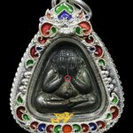 องค์ 9 พระปิดตามหาเศรษฐีเงินล้าน เลี่ยมกรอบเงิน เนื้อนวโลหะ ปลายช่อ พิธีกรรมฐาน 3 วัน (เต็มสูตร แก่ทอง) วัดท่าขนุน ปี 53