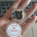 สีผึ้งบรรจุเหรียญแม่นางกวัก แร่ทรหด ลพ.หนุน