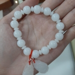 กำไลมีจี้ห้อยสีขาว นำให้พระอาจารย์วราห์อธิษฐานเพิ่ม