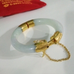 กำไลหยกกันมะเร็ง ลพ.วิชัย วัดถ้ำผาจม เลี่ยมทองคำ 90% หนัก 1.50 บาท