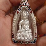 พระกริ่งสะท้านไตรภพ เลี่ยมกรอบเงิน (เนื้อเงินชนวนล้วน อุดเกสา พระบรมสารีริกธาตุ) วัดท่าขนุน ปี 63