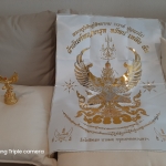 ผ้ายันต์ลายทอง (สีขาว เจิมแดง จารยันต์เงิน) ขนาดใหญ่