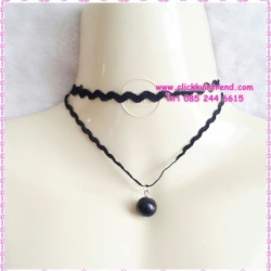 สร้อยคอโชคเกอร์ ลูกไม้เส้นหยักสีดำ แต่งด้วยลูกไม้แบบเดียวกัน ห้อยจี้ลูกปัดดำ