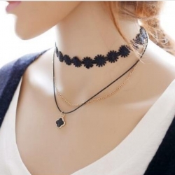 สร้อยคอโชคเกอร์ ลูกไม้สีดำ แต่งด้วยโซ่สีทอง และเชือกดำ