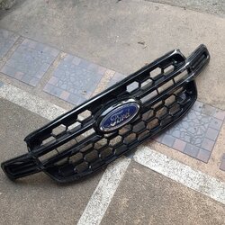 กระจังหน้า Ford Everest Next Gen ปี 2022 สีดำเงา รุ่นไม่มีกล้อง(มือสอง)