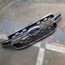 กระจังหน้า Ford Everest Next Gen ปี 2022 สีเงินโครเมียม รุ่นไม่มีกล้อง(มือสอง)