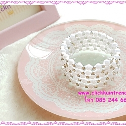 กำไลข้อมือ มุก5แถว ร้อยด้วยลวดสปริง 5แถว คั้นด้วยตัวคั้นเพชร ขนาดพอดีข้อมือ