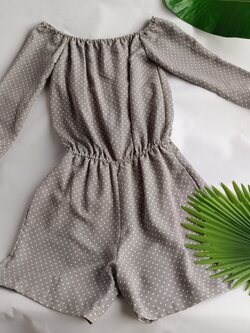 จั้มพ์สูทลายจุดสีเทา ไหล่เปิด แขนสามส่วน